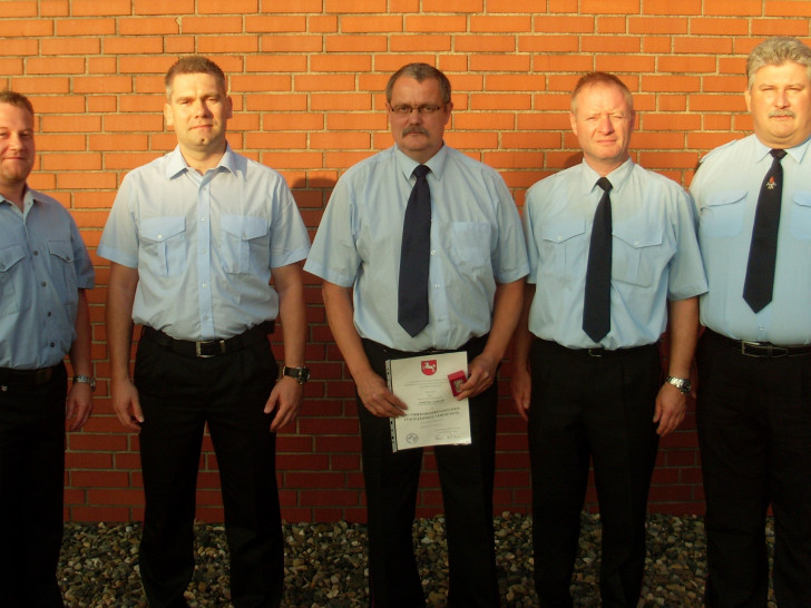 Ortsbrandmeister Marco Bachmann, Sicherheitsbeauftragter Andre Schulze, Jubilar Karsten Ehricke, stellvertretender Ortsbrandmeister Jens Dube und stellvertretender Stadtbrandmeister Detlev Gliese