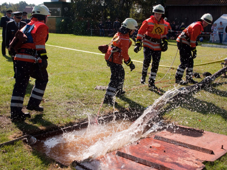 Die Feuerwehren der Samtgemeinde Meinersen traten am Sonntag zu ihrem Wettstreit an. Fotos: Carsten Schaffhauser