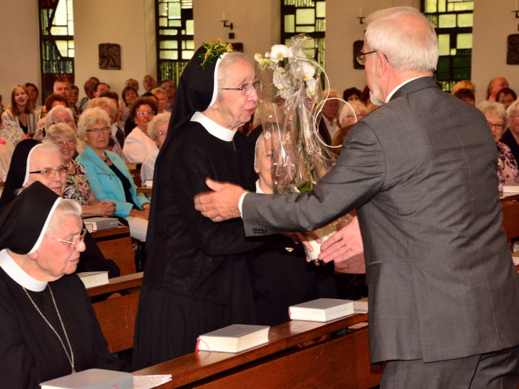 Pfarrgemeinderatsvorsitzenden Jochen Haarth gratuliert Schwester Felizitas in St. Cyriakus zu ihrer diamantenen Profess. Foto: Adam Horoba