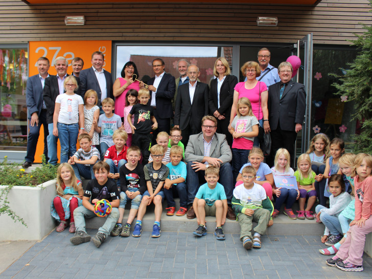 Kinder, Erzieher und Vertreter der Stadt bei der Eröffnung des neuen Gebäudes für die Schulkindbetreuung in Leiferde. Fotos: Max Förster
