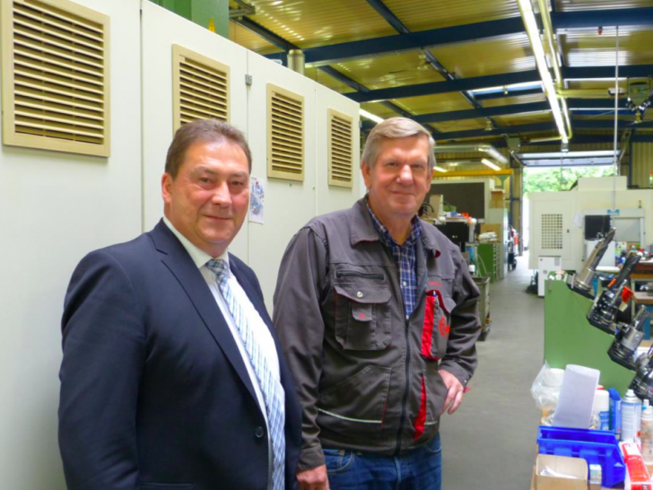 Bundestagsabgeordneter Uwe Lagosky und Firmeneigentümer York Mühlenkamp bei seinem Besuch des Unternehmens in Seesen. Foto: Bokelmann