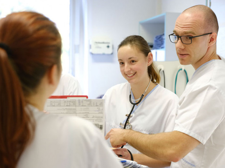 Auszubildende der Pflegeschule am Marienstift übernehmen  die  Patientenversorgung. Foto: Bernhard Janitschke