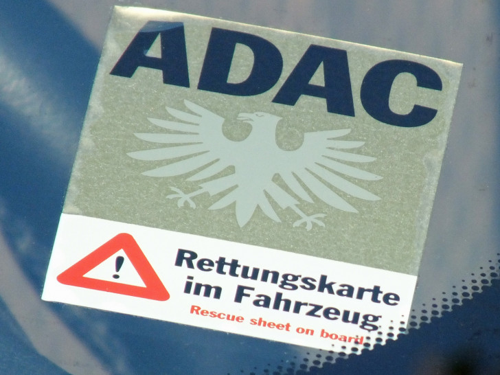 Aufkleber „Rettungskarte“ an der Frontscheibe eines Autos. Foto Verkehrswacht/Achim Klaffehn