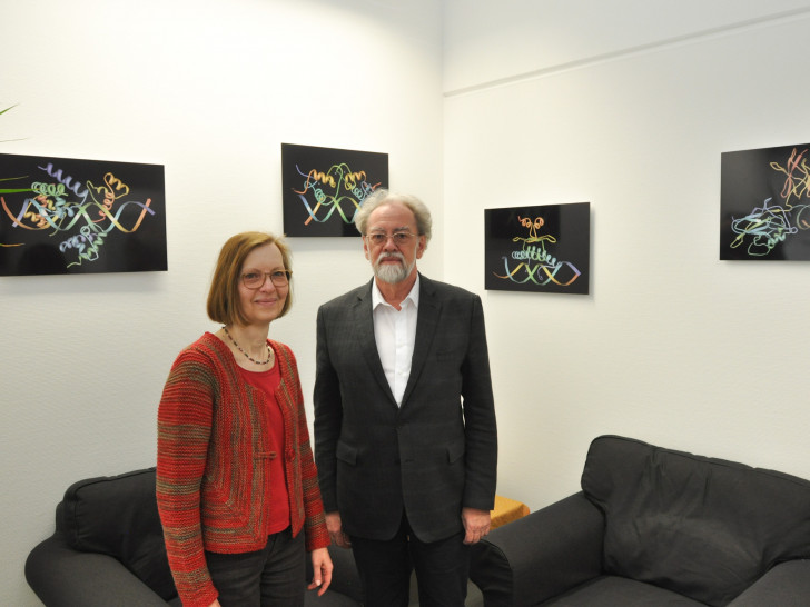 Dr. Ines Liebich mit Prof. Dr Edgar Wingender in dessen neuem Büro. Die Wände zieren Drucke, die Ergebnisse aus Wingenders jahrzehntelangen Forschungsarbeiten darstellen. Foto: GeneXplain 
