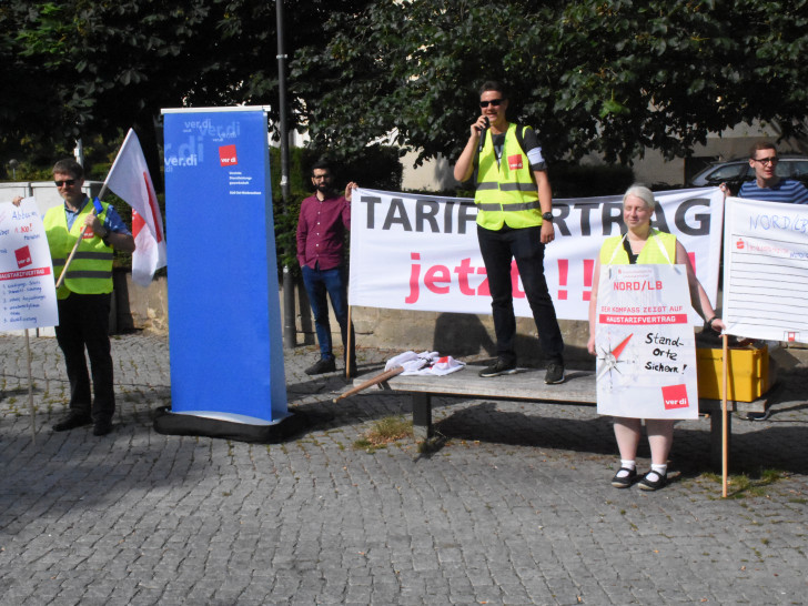 Die streikenden fordern mehr Lohn und im Bezug auf die NORD LB vor allem eine sichere Zukunft. Foto: ver.di Braunschweig