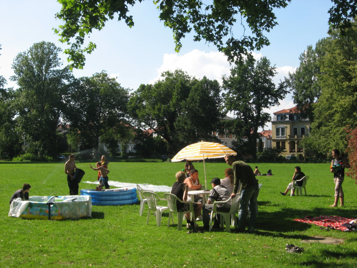 Das Jugendfreizeitzentrum veranstaltet in den Ferien abwechslungsreiche Aktionen für Groß und Klein. Hier: Wasserspaß auf der Wiese. Foto: Privat