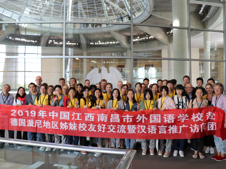 Die chinesischen Austauschschüler beim Gruppenfoto im Bundestag. Foto: Büro Hubertus Heil MdB