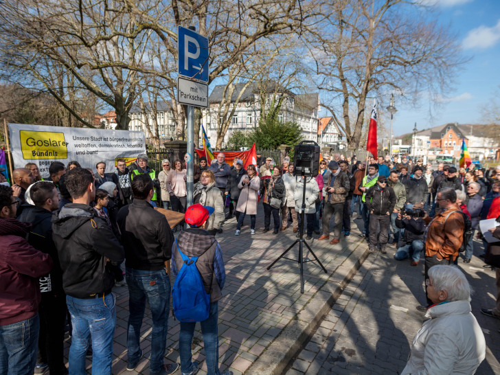 Das Goslarer Bündnis gegen Rechtsextremismus versammelte sich vor dem Hotel Achtermann. Fotos: Alec Pein