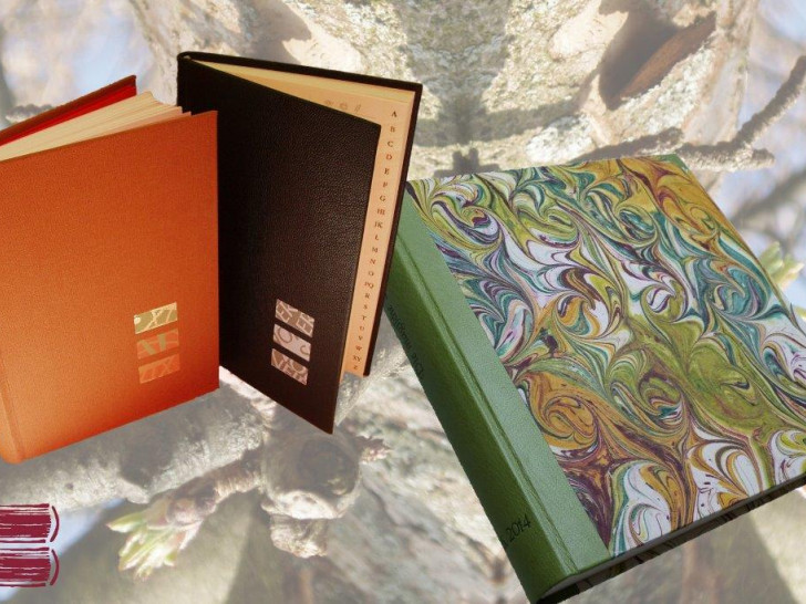 In der Buchbindewerkstatt werden die Teilnehmer von der erfahrenen Buchbindermeisterin Monika Bertram in die Kunst ihres Handwerks eingeführt. Foto: Monika Bertram