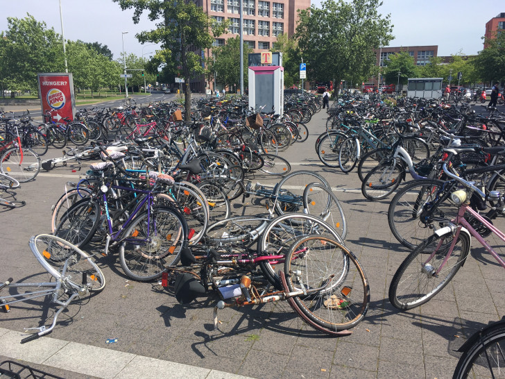 Die Fahrradsituation am Hauptbahnhof stellt viele Radler täglich vor große Probleme. Foto: Alexander Dontscheff