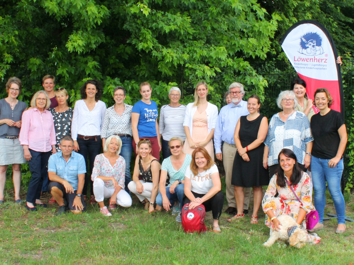 Hatten beim Sommerfest viel Spaß: Die ehren- und hauptamtlichen Mitarbeiter vom Löwenherz-Stützpunkt in Braunschweig. Foto: Kinderhospiz Löwenherz e.V.