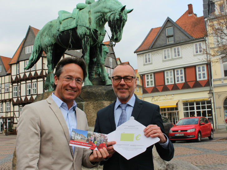 Sven Heß (links) und Harald Borm (Vorstand IWW) präsentieren den neuen Citygutschein. Foto: Nick Wenkel