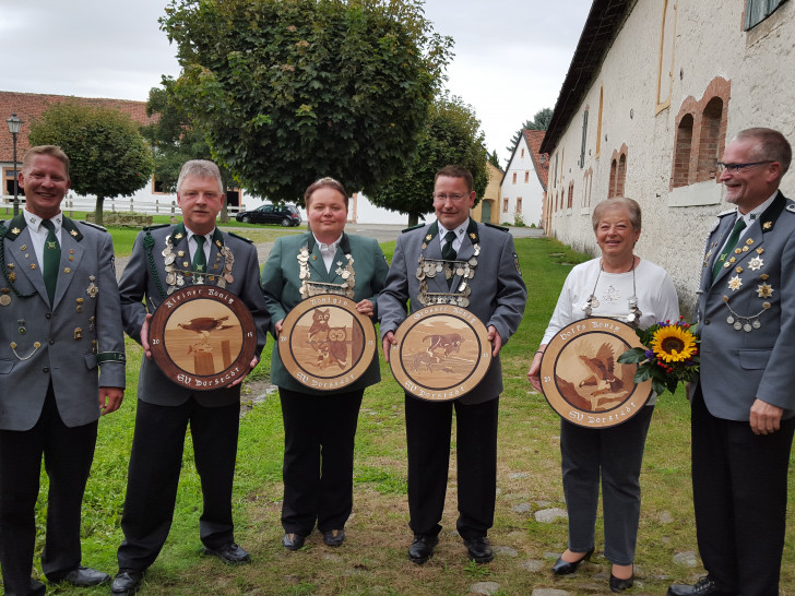 Der 1. Vorsitzende Julius Rühmann (links außen) und der Schatzmeister Holger Loest (rechts außen) präsentieren die neuen Könige. Von links: Kleiner König: Frank Marheineke, Damenkönigin: Natalia Matzuga, Großer König: Thomas Schaller, Volkskönigin: Heidi Lippelt. Foto: Privat