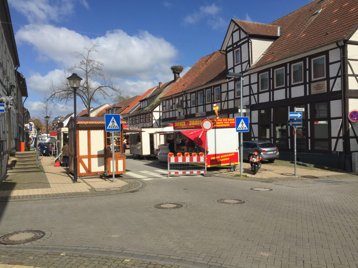 Vom Rathaus an ist auf der Langen Straße ab heute wieder der Vorsfelder Frühlingsmarkt. Foto: Bernd Dukiewitz