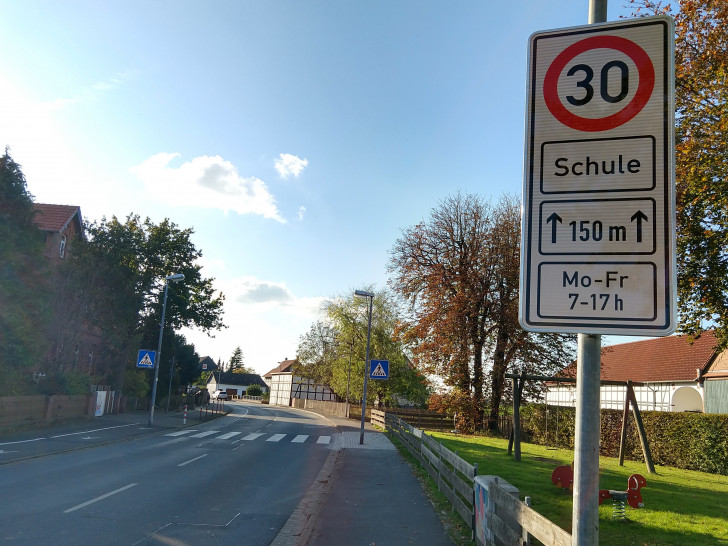Vor der Grundschule in Fümmelse wurde das Tempo-30-Schild schon aufgestellt. Foto: Werner Heise