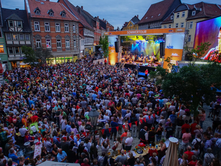 9.000 Besucher feiern in Helmstedt den Gewinn der Stadtwette. Foto: NDR