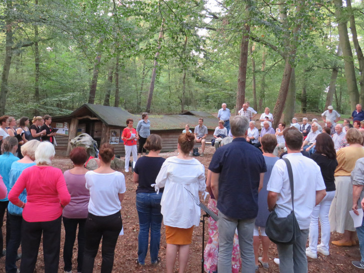 Das Freiluft-Chorkonzert im Essehofer Kral sammelte erfolgreich Geld für einen guten Zweck. Foto: Gemeinde Lehre