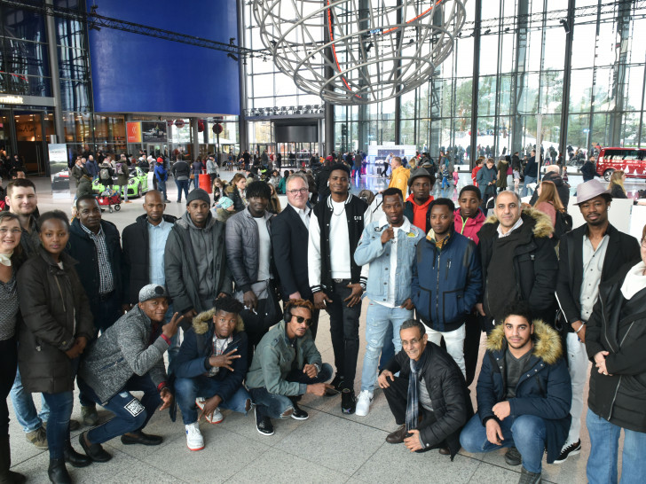 Dr. Uwe Horn, Geschäftsführer der Autostadt, begrüßte die Bewohner der Flüchtlingsunterkunft Heinrichswinkel. Organisiert wurde der Ausflug von Sylvia Cultus, Leiterin des Integrationsreferates der Stadt Wolfsburg. Foto: Lars Landmann
