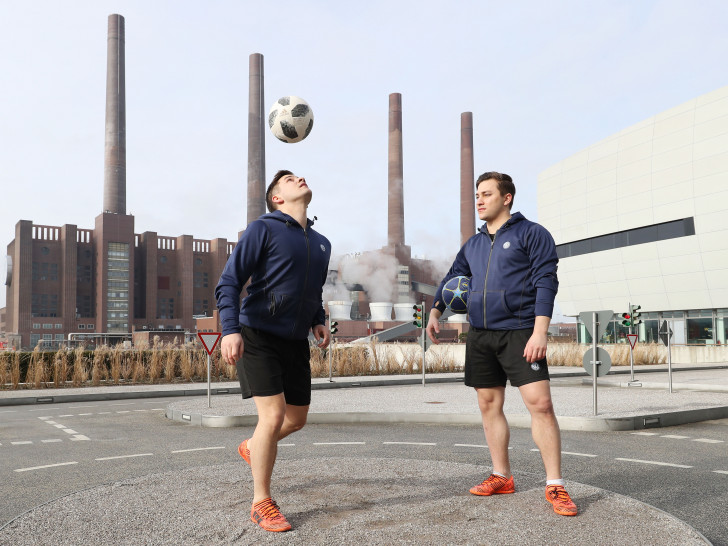 Die beiden Trickfußballer ließen selbst die schwierigsten Moves einfach aussehen. Fotos: Leitzke, Matthias
