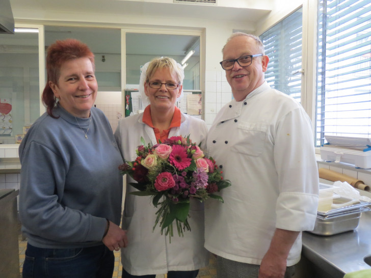 Auf dem Foto die 40-jährige Dienstjubilarin Monika Schulz mit Blumenpräsent. Foto: Privat