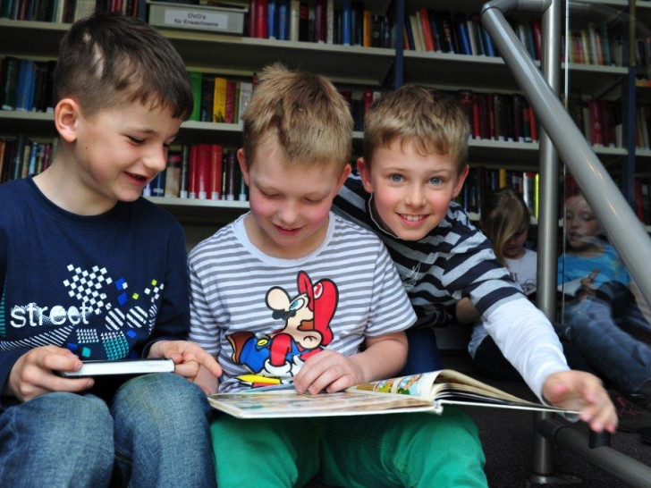 Mitarbeiter der Fahrbücherei erklären Erstklässlern den Bücherbus. Foto: Landkreis Wolfenbüttel