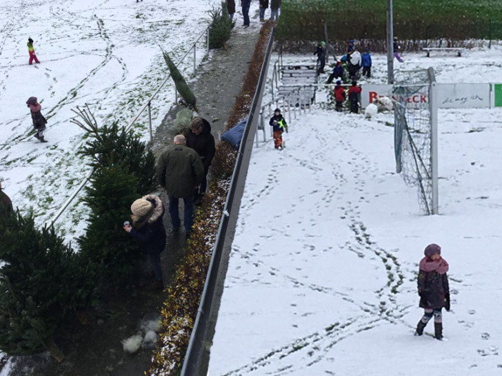Während die Eltern die Bäume kauften, konnten sich die Kids im Schnee austoben. Fotos: FC Othfresen, Mirko Steinert