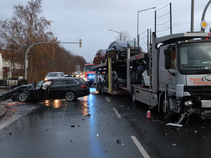 Nach dem Crash liefen aus beiden Fahrzeugen große Mengen Betriebsflüssigkeiten aus. Foto: Rudolf Karliczek