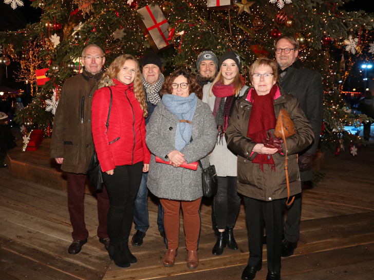 Familie Krehl aus Vorsfelde hat ihren Baum der Autostadt zu Weihnachten geschenkt. Foto: Autostadt GmbH