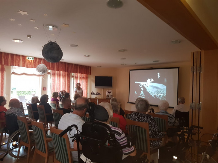 Die Bewohner und Besucher der Alloheim Senioren-Residenz erlebten die Mondlandung - manche zum zweiten mal. Foto: Alloheim Senioren-Residenzen