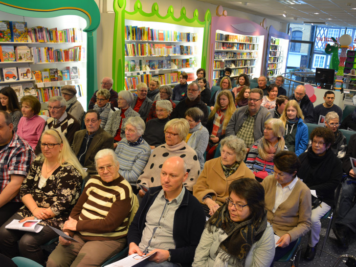 80 Besucher lauschten in der Buchhandlung den Worten des Pastors Frank Niemann. Foto: Privat