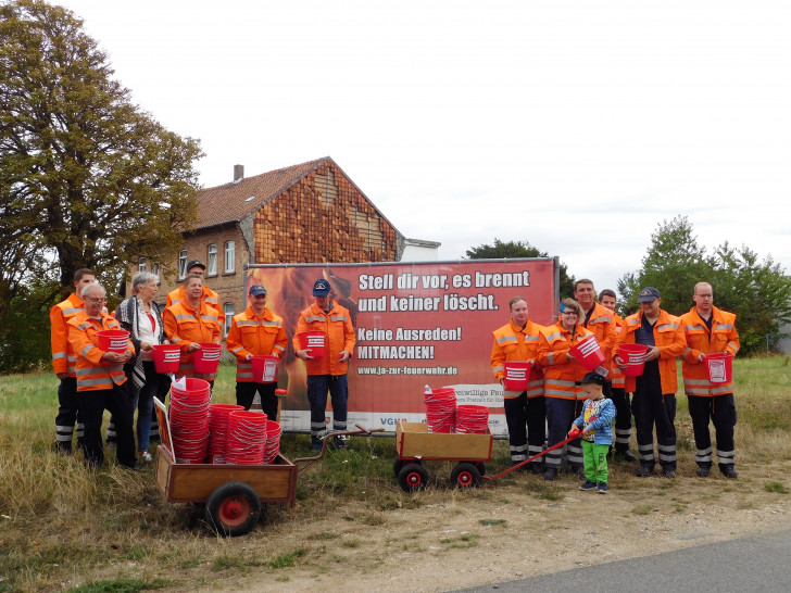 Die Feuerwehr verteilte Eimer um neue Mitarbeiter zu werben. Foto: Freiwillige Feuerwehr Semmenstedt