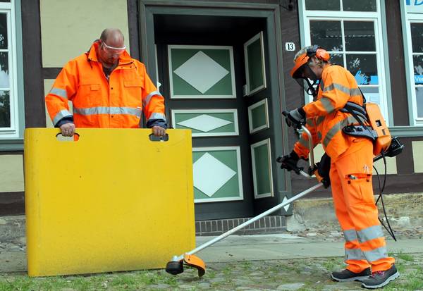 Die Betriebshofmitarbeiter Christian Lehninger und Claudia Wöhler arbeiten auf dem Holzberg mit der Akku-Sense. Foto: Stadt Helmstedt
