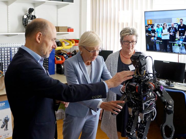 Prof. Dr. Gerndt gibt Einblicke in den Bereich der Robotik. Foto: Ostfalia