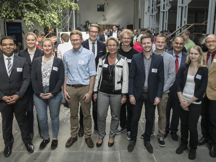 Am 26. Juni stellten sich die MO.IN-Start-ups Vertretern aus Wirtschaft, Wissenschaft und Politik vor, v.l.n.r.: Mohamed Ismail, Melanie Hoffmann (beide Mitgründer FlexNavi GbR) Britta Kokemper (MO.IN), Hanke Konsek (Gründer GuteDrohne), Gerold Leppa (Geschäftsführer der Braunschweig Zukunft GmbH und Wirtschaftsdezernent der Stadt Braunschweig), Sabine Visse (Niedersächsisches Wirtschaftsministerium), Marcel Engelmann (Mitgründer MENUX GmbH), Julian Glaab (Mitgründer AIPARK), Tim-Oliver Engelmann (Mitgründer MENUX GmbH), Prof. Reza Asghari (Lehrstuhl für Entrepreneurship), Anja Pasemann (MO.IN), Prof. Ulrich Reimers (Vizepräsident der TU Braunschweig). Foto: Braunschweig Zukunft GmbH / Peter Sierigk