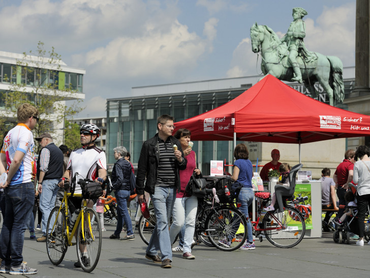 Die „fahrradtage" auf dem Schlossplatz informierten Freizeitradler und Sportler über neue Trends rund um das Thema Fahrradfahren. Fotos: Braunschweig Stadtmarketing GmbH / Daniel Möller