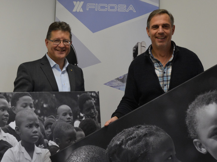 Steffen Ziegler freut sich über die Bilder, die Joachim Franz als Dankeschön für Spenden in Höhe von insgesamt 10.000 Euro überreichte. Die Bilder schmücken die Geschäftsräume der FICOSA International GmbH in Wolfenbüttel. Foto: BE YOUR OWN HERO e.V.
