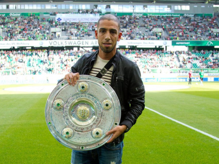 Er ist wieder da: Ashkan Dejagah 2009 mit der Meisterschale. Foto: Imago/Christian Schroedter/Archiv