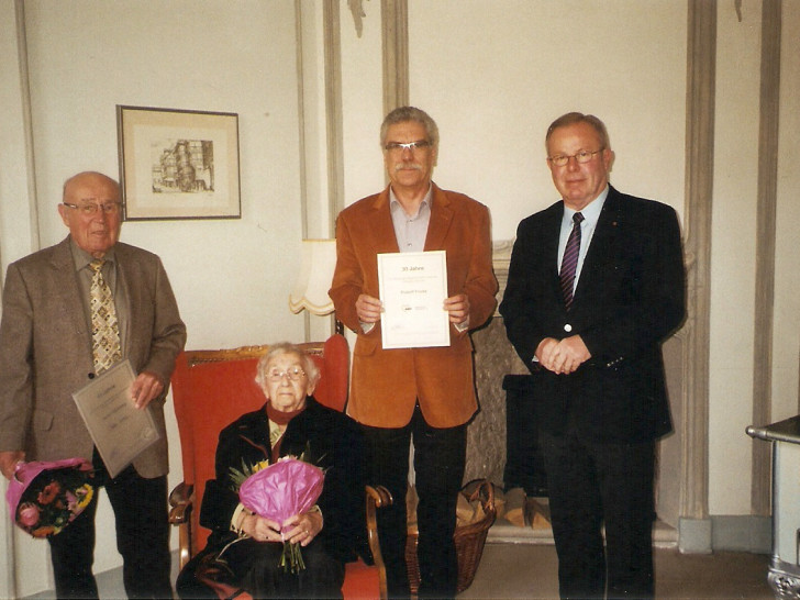 Heinz Grimmig (10 Jahre), „Alterspräsidentin“ Irmgard Knoop (40 Jahre) und Rudolf Fricke (30 Jahre) mit dem hiesigen AWO-Ortsvereinsvorsitzenden Hans-Joachim Kröger. Foto: Privat