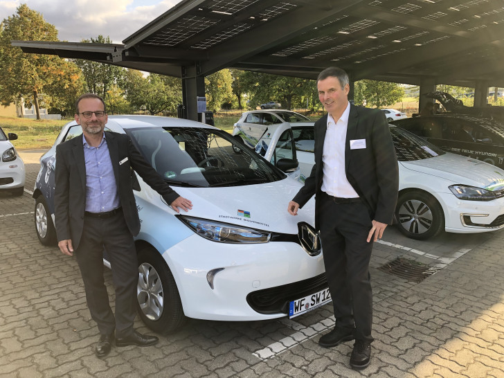 Klaus Schüßler, Vertriebsleiter der Stadtwerke Wolfenbüttel und Prof. Joachim Landrath vom CEMO der Ostfalia Hochschule Wolfenbüttel informieren über das Zusammenspiel von E-Mobilität und erneuerbaren Energien.

Foto: Stadtwerke Wolfenbüttel