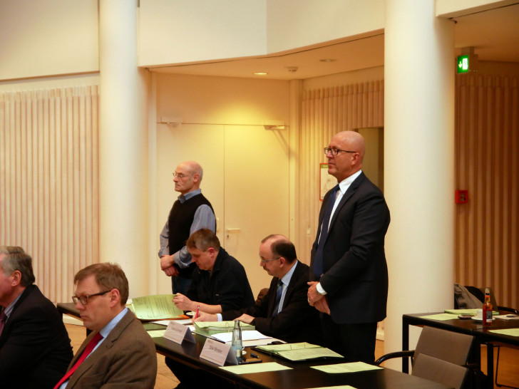 Die AfD-Kreistagsfraktion in Person von  Dr. Tyge Claussen (erster von links) und Frank Schmidt (dritter von links) verurteilt politisch motivierte Gewalt.  Archivfoto: Alexander Panknin