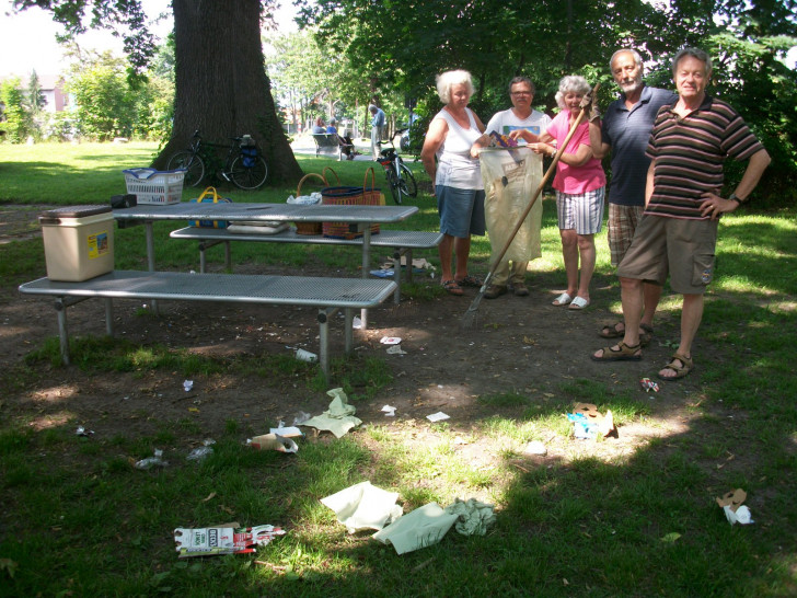Boule-Freunde Sickte ärgern sich über Müll auf dem Boule-Platz. Foto: Privat