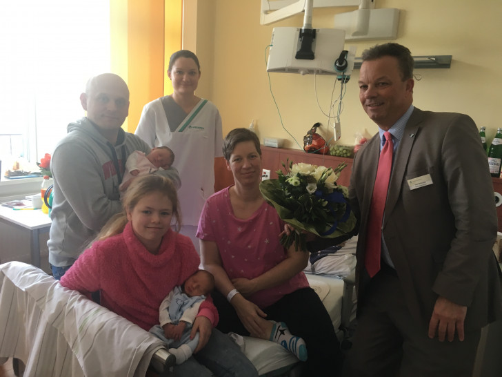 Die Krankenhausleitung gratulierte den Eltern, überreichte der Mutter einen Blumenstrauß. Fotos: Asklepios 

