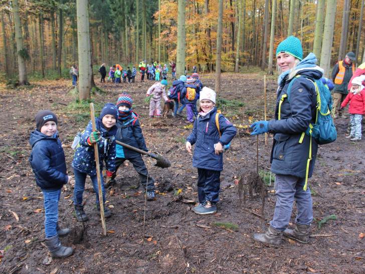 Schülerinnen und Schüler der Grundschule Harztorwall bei der Baumpflanzung. Fotos: Alexander Dontscheff