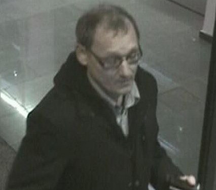 Mutmaßlicher EC-Kartenbetrüger in Braunschweig gesucht. Wer kennt den Mann? Foto: Polizei Braunschweig