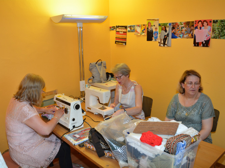 Einige Damen des Nähtreffs bei der Arbeit

Foto: Katrin Korte