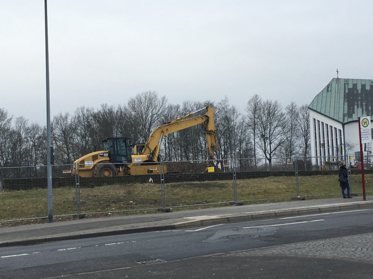 Mit schwerem Gerät gehen die Bauarbeiten an der Mecklenburger Straße voran. Foto: Eva Sorembik.