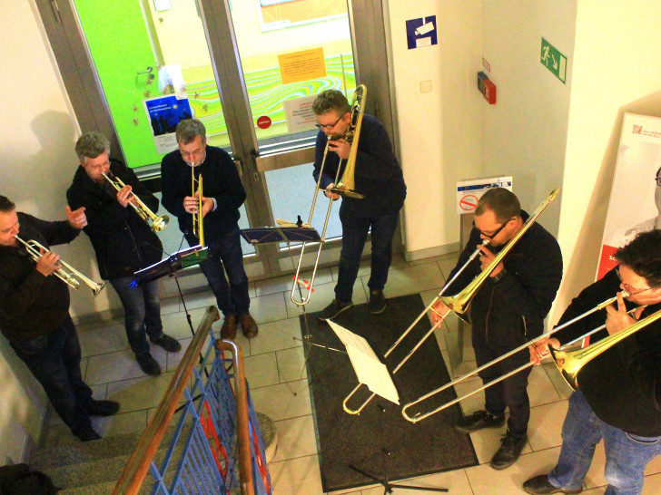 Neuerkeröder Posaunenchorspieler in einem Treppenhaus zwischen zwei Stationen. Mit dabei auch eine Tuba, die durch die Treppe verdeckt wird. Foto: privat