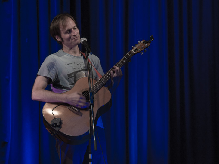 Mathew James White spielte mit der Gitarre melancholische und rockige Stücke. Fotos:  Kulturverein Bluenote