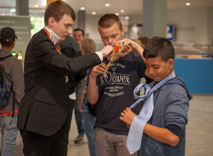 Praktische Tipps: Yannick Samlowitz und Faruk Eliacik lassen sich beim Berufeparcours in der Oberschule Langelsheim von Volksbank-Mitarbeiter Christoph Ihme das Krawattenbinden zeigen. Foto: 