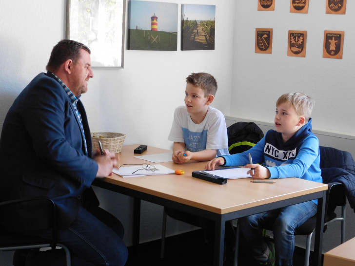 Ein besonderes Interwiew gab Andreas Busch kürzlich zwei jungen Nachwuchsreportern. Foto: Gemeinde Lehre